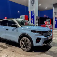 Jasnoniebieski Citroen C3 na stacji paliw. Zastanawiasz się nad jego spalaniem?