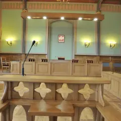 Pusta sala rozpraw. Sędzia siedzi za stołem, po bokach ławy dla ławników i prokuratora.
