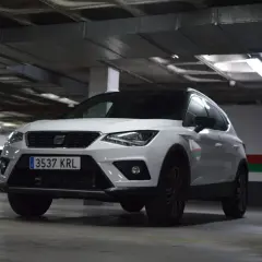 Vit Seat Arona parkerad i ett garage. En perfekt bil för en seat arona test.