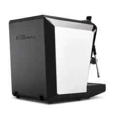 Elegancki ekspres do kawy Nuova Simonelli Oscar II w czarno-białej kolorystyce, z chromowaną dyszą pary.