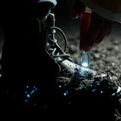 Sennik buty zniszczone. Kropelka światła spada na brudny, zniszczony but, budząc go do życia.