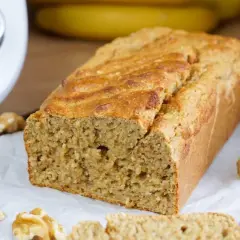 Saftiges Bananenbrot, frisch gebacken mit dem Thermomix. Nüsse und Bananen als Garnitur.