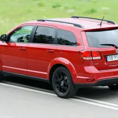 Czerwony Fiat Freemont na drodze. Wiele osób szuka fiat freemont opinie przed zakupem.