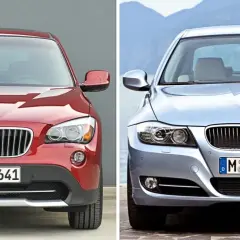 Två BMW-bilar, en röd SUV och en silverfärgad sedan, framifrån. Information om bmw recall sverige kan vara relevant för dessa modeller.