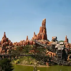Wielka Góra w Disneylandzie, idealne miejsce na przygodę. Zastanawiasz się, ile kosztuje bilet do Disneylandu, by tu dotrzeć?