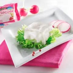 Stracchino senza lattosio Spega, fresco e cremoso, servito su un letto di lattuga con ravanelli e pepe rosa.