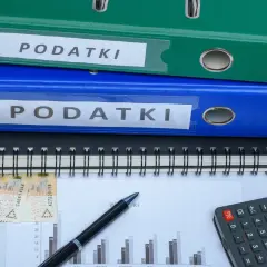 Dwa segregator "Podatki", pieniądze, kalkulator i wykresy. Planowanie przychodu i wydatków.