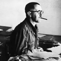 Bertolt Brecht, mit Brille und Zigarre, am Schreibtisch. Er starb 1956.