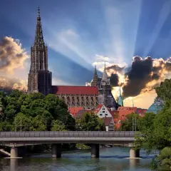 Ulm Minster ragt über die Stadt, ein Wahrzeichen, das zeigt, was man in Ulm machen kann: Geschichte erleben und die Aussicht genießen.
