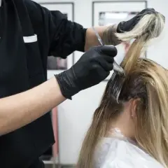 Ile kosztuje farbowanie odrostów u fryzjera? Zobacz ceny i porady