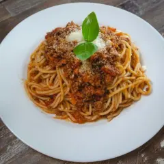 Jak bezpiecznie pasteryzować sos do spaghetti z mięsem mielonym – krok po kroku