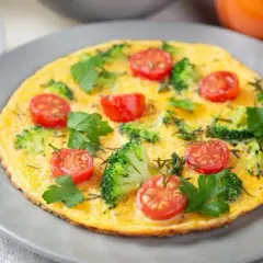 Omlet z 2 jajek: Ile ma kalorii? Sekrety fit wersji!