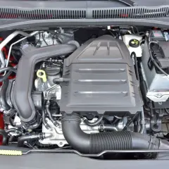 Silnik w Volkswagen Polo 6, z widocznym filtrem powietrza, akumulatorem i płynem chłodniczym.