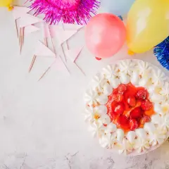 Torta fragole e panna, palloncini colorati e festoni: tutto pronto per un invito compleanno indimenticabile!
