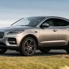 Un Jaguar E-Pace plateado, listo para la aventura. Las opiniones sobre este SUV compacto son muy positivas.