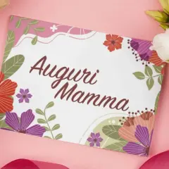 Un biglietto con scritto "Auguri Mamma" circondato da fiori colorati, un mazzo di fiori e pacchi regalo. Un modo per dire perché si festeggia la festa della mamma.