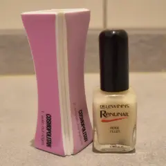 Nagelvårdsset med fil och ridge filler. Den rosa filen jämnar ut och slätar ut naglarna, medan flaskan med "Renunail Ridge Filler" är bäst i test för att ge en jämn yta.