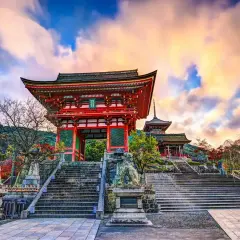 Japonia wycieczka Itaka: majestatyczna brama świątyni Kiyomizu-dera w Kioto, schody i kamienne lwy.