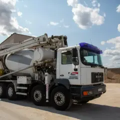 Betoniarka z pompą gotowa do pracy. Sprawdź, jaka jest kubik betonu cena i zamów transport.