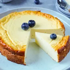 Ein köstlicher, zuckerfreier Kuchen mit Blaubeeren, der zum zuckerfreien Kuchen backen inspiriert.