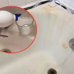 Come sbiancare vasca da bagno smaltata: versare detergente in un bicchiere per pulire le macchie gialle.