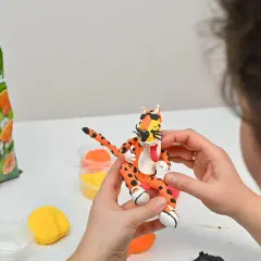Zabawa z masą plastyczną to świetny pomysł, w co się bawić z dziećmi. Tworzenie postaci z Cheetosów to frajda!