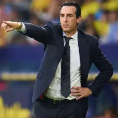 Unai Emery, **aston villa trener**, wskazuje kierunek gry.