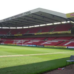Puste trybuny stadionu Nottingham Forest, z widocznym napisem "The Money Shop Bridgford Stand".