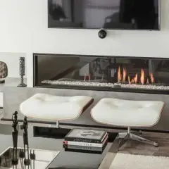 Chimenea y TV en salones pequeños: ¿cómo integrarlos con estilo?