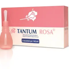 Tantum Rosa, lek dopochwowy w płynie, w różowej buteleczce z aplikatorem, obok pudełka z różą.