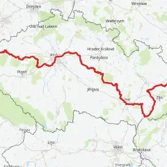 Mapa z zaznaczoną trasą rowerową przez Czechy, od zachodniej granicy, przez Pragę, Brno, aż po Ostrawę. Piękne trasy rowerowe Czech czekają!