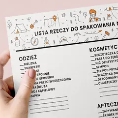Dłoń trzyma listę rzeczy do spakowania na obóz z rysunkami namiotu, mapy i plecaka.