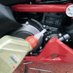Olej w motocyklu co 2 lata? Dlaczego producenci zalecają co rok!
