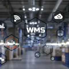 WMS - system zarządzania magazynem, z ikonami symbolizującymi logistykę, ludzi, technologię i analizę danych.