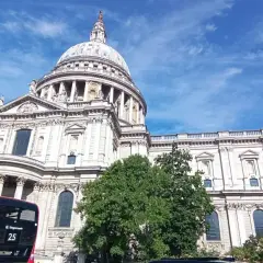 Majestatyczna katedra św. Pawła w Londynie, czerwony piętrowy autobus i błękitne niebo. Idealny widok na udany weekend w Londynie.