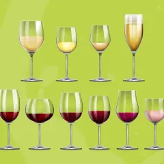 Vari calici di vino bianco e rosso, con bollicine, per illustrare la temperatura ideale dei vini bianchi e rossi.
