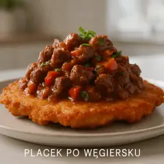 Pyszny placek po węgiersku, z gulaszem mięsnym i papryką, podany na złotym placku ziemniaczanym.