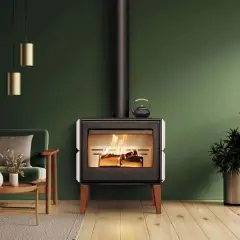 Moderner Kaminofen mit brennendem Holz. Die Luftzufuhr ist optimal eingestellt, um das Feuer lange brennen zu lassen.