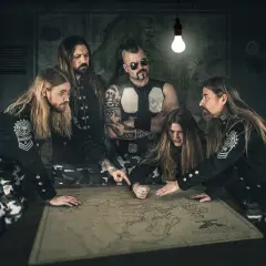 Zespół Sabaton, niczym skrzydlaci husarze, planuje strategię na mapie.