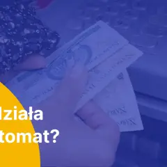 Dłoń z banknotami zbliża się do wpłatomatu. Dowiedz się, jak wpłacić pieniądze w bankomacie.