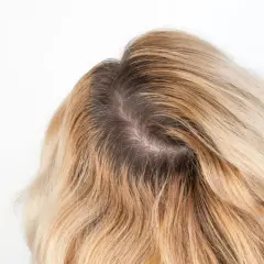 Jak farbować odrosty na blond, by uzyskać naturalny efekt bez błędów