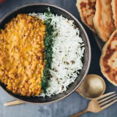 Herzhaftes veganes Linsendal mit Basmatireis und Fladenbrot.