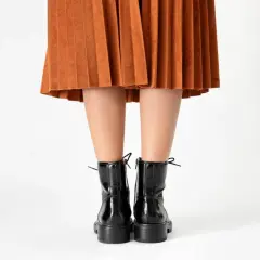 Jakie buty do spódnicy midi? Triki stylistki na idealne proporcje