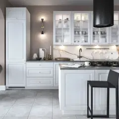 Elegancka kuchnia z białymi meblami i szarymi ścianami. Idealne połączenie, by stworzyć przytulne wnętrze.