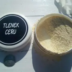 Puszka z napisem "TLENEK CERU" obok otwartego pojemnika z żółtym proszkiem.