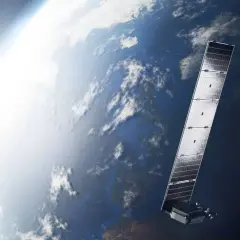 Satelity Starlink na tle Ziemi, z widocznym jasnym blaskiem Słońca.