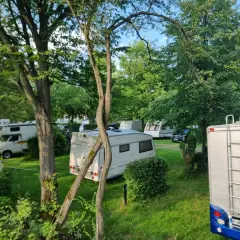 Wspaniały camping 99 w Beskidach. Przyczepy kempingowe i kampery wśród zieleni, gotowe na wakacyjne przygody.