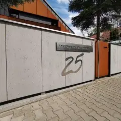 Ile kosztuje montaż płotu betonowego? Ceny, które Cię zaskoczą