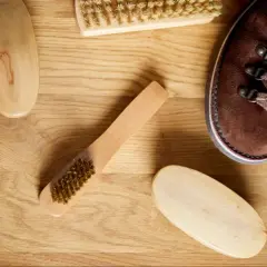 Cepillos y zapato de ante marrón listos para aprender como limpiar zapatos de ante.