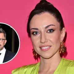 Dominika Komarnicka wiek i jej uśmiech na tle różu. Obok niej w okręgu widać mężczyznę w okularach.